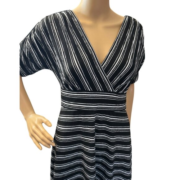 (5 for $25) Max Studio V-Neck Striped Short Sleeve Dress in Black/White Small - Picture 6 of 7